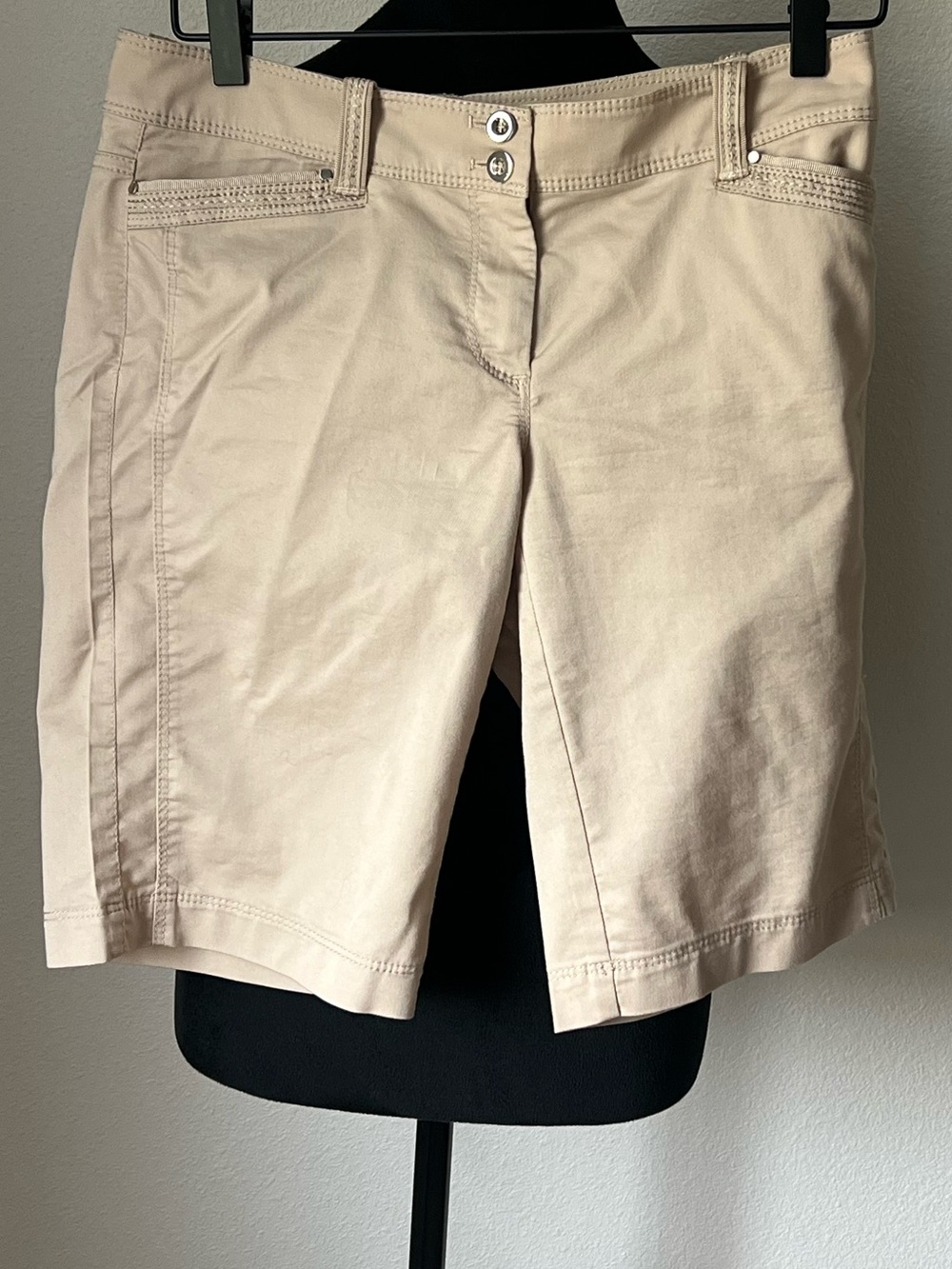 White House Black Market Light Beige Midrise Bermuda Shorts Size 0